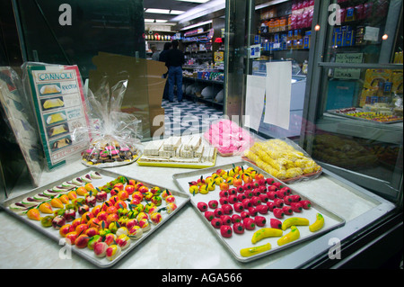 Bonbons massepain dans la fenêtre d'une boulangerie moderne sur Hanover Street dans le quartier italien à l'extrémité nord de Boston MA Banque D'Images