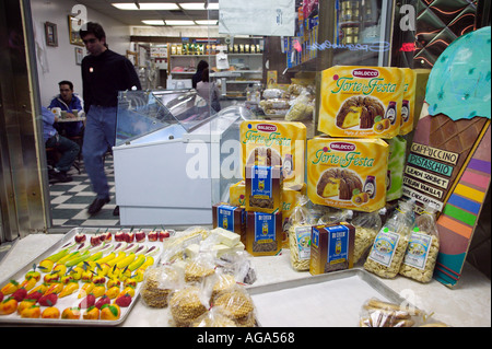 Bonbons massepain dans la fenêtre d'une boulangerie moderne sur Hanover Street dans le quartier italien à l'extrémité nord de Boston MA Banque D'Images