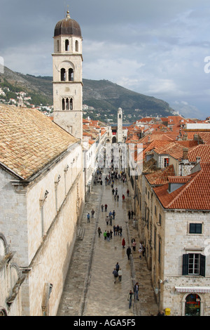 Vue le long des murs de la ville de Stradun, la vieille ville de Dubrovnik Croatie Banque D'Images