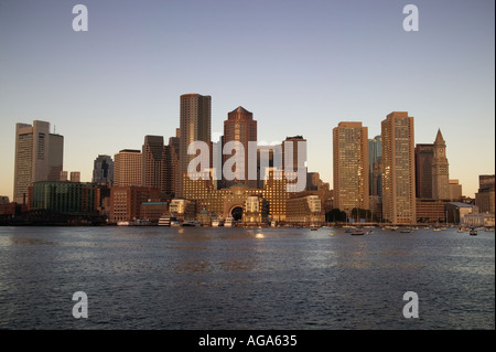 Boston city skyline et voiliers amarrés dans le port de Boston Boston MA Banque D'Images