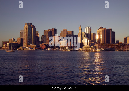 Boston city skyline et voiliers amarrés dans le port de Boston Boston MA Banque D'Images