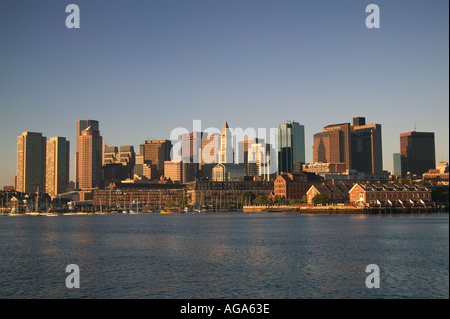 Boston city skyline et voiliers amarrés dans le port de Boston Boston MA Banque D'Images