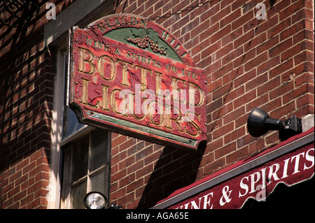 Signes uniques sur Beacon Hill montrent graphiquement le type d'entreprise a l'alcool et le vin shop Boston MA Banque D'Images