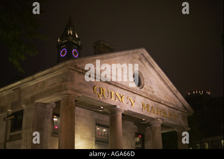 Quincy Market building at night avec les douanes chambre tour de l'horloge en arrière-plan Boston MA Banque D'Images