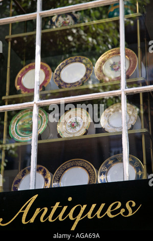 Antique store window display dans Charles Street shop sur Beacon Hill Boston MA Banque D'Images