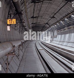 Section remplie de Channel Tunnel Rail tunnel avec pistes permanentes, des allées et de l'équipement fixe installé. Banque D'Images