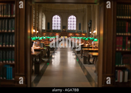 Bates Hall salle de lecture en bibliothèque publique de Boston à Copley Square Boston MA Banque D'Images