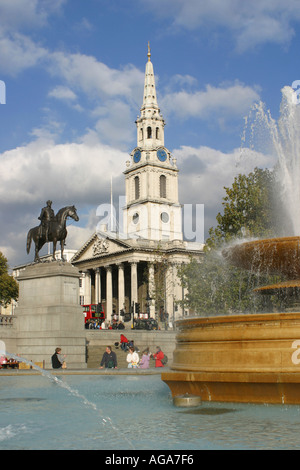 Trafalgar Square Londres avec fontaines St Martins dans l'église de champs UK Banque D'Images