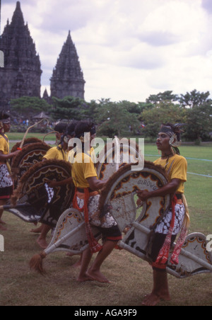 Java Indonésie danseurs transe devant le temple de Prambanan Banque D'Images