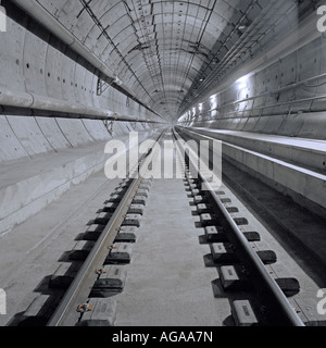 Section remplie de Channel Tunnel Rail tunnel avec pistes permanentes, des allées et de l'équipement fixe installé. Banque D'Images