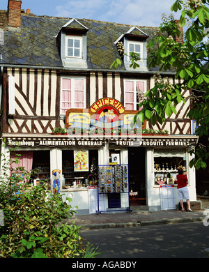 Dans l'épicerie du village de Beuvron-en-Auge Normandie France Banque D'Images