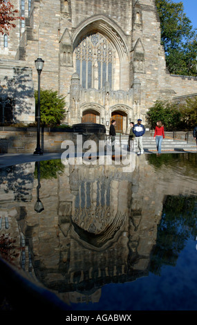 L'université de Yale New Haven CT Sterling Memorial Library reflétée dans le tableau de la femme sculpture par Maya Lin Banque D'Images