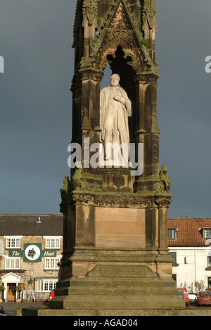 Monument au Baron Feversham à Helmsley Market Square North Yorkshire Angleterre Royaume-Uni UK Banque D'Images