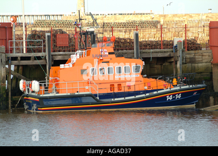 Whitby Lifeboat George et Mary Webb sur Station dans la rivière Esk North Yorkshire Banque D'Images