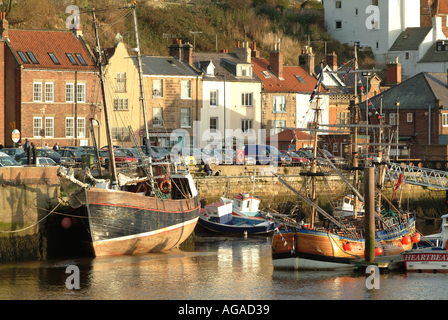 Vieille barque et bateaux de pêche amarrés au port de Whitby, North Yorkshire Angleterre Royaume-Uni UK Banque D'Images