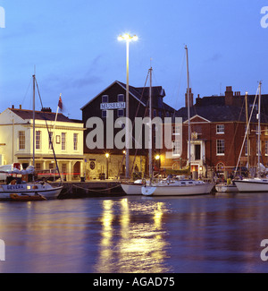 Début de soirée sur à Poole quai et l'Ancienne Douane, Poole, Dorset, UK. Banque D'Images