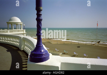 Vue d'une lampe et du plafonnier sur la promenade à Bexhill on Sea dans l'East Sussex en Angleterre Banque D'Images