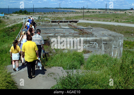 Les touristes visitent les forts de la mer près de St Petersbourg de Cronstadt Golfe de Finlande Fédération de Russie sur la mer Baltique Banque D'Images