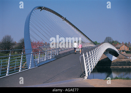 Personnes marchant à travers le pont du Millenium Bridge passerelle au-dessus de la rivière Ouse à Fulford York North Yorkshire Angleterre Royaume-Uni GB Grande-Bretagne Banque D'Images