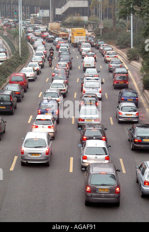 Vue aérienne et arrière Paris la Défense zone d'affaires ouvriers dans la matinée occupé heure de pointe voiture camion circulation quatre voies de file d'attente au feu de circulation France Banque D'Images