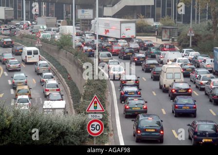 Vue aérienne et arrière Paris la Défense les employés du quartier d'affaires dans la matinée très fréquentée heure de pointe voiture camion circulation fusion et file d'attente aux feux de circulation France Banque D'Images