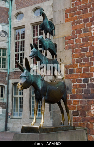 Célèbre statue dans le centre de Bremen Allemagne représentant l'âne chien chat et de coq du célèbre conte de Grimm La Breme Banque D'Images