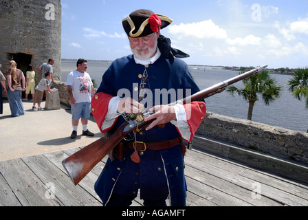 Reenactor en espagnol l'uniforme militaire, démontre l'armement Banque D'Images