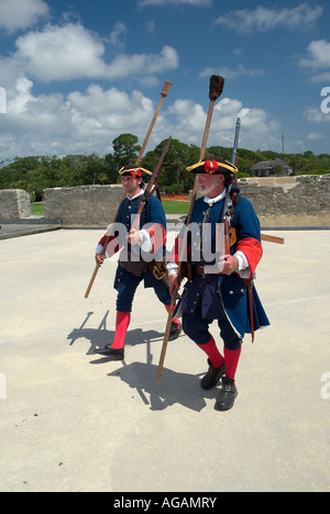 Histoire de l'armée espagnole en costume du 18ème siècle à Castillo de San Marcos National Monument St Augustine en Floride Banque D'Images