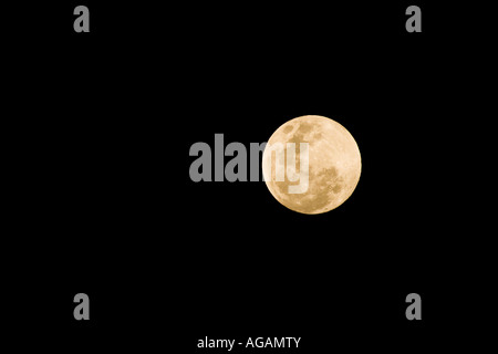 Pleine lune africaine orange brillant dans le ciel de nuit Banque D'Images