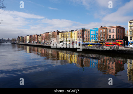 Célibataires à pied sur la rivière Liffey à Dublin Banque D'Images