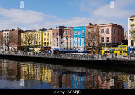 Célibataires à pied sur la rivière Liffey à Dublin Banque D'Images