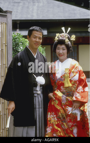 Mariée marié mariage traditionnel kimono rouge noir Banque D'Images