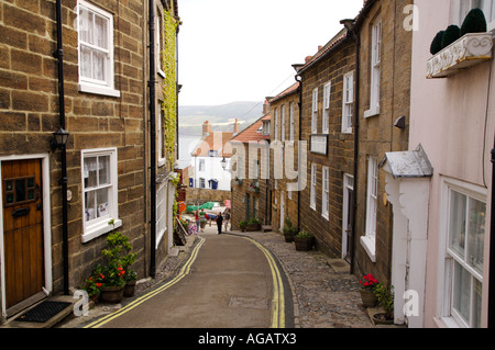 Les rues étroites dans le village de pêcheurs au bord de la mer de Robin Hoods Bay, North Yorkshire Banque D'Images