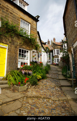 Les rues étroites dans le village de pêcheurs au bord de la mer de Robin Hoods Bay, North Yorkshire Banque D'Images