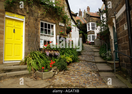 Les rues étroites dans le village de pêcheurs au bord de la mer de Robin Hoods Bay, North Yorkshire Banque D'Images