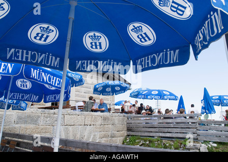 Parapluie à bière restaurant touristique Hitler Eagles Nest (Haus Kehlstein), Alpes de Berchtesgaden, en Bavière, Allemagne Banque D'Images