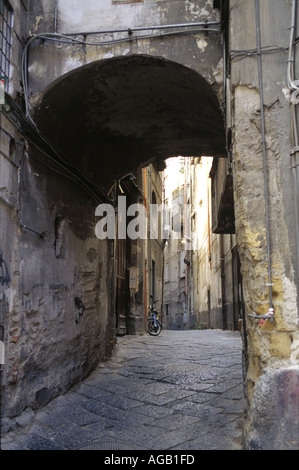 À l'intermédiaire d'un old archway à Naples Italie Banque D'Images