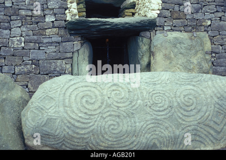 L'entrée de l'ancien passage Newgrange tombe dans le comté de Meath Irlande Banque D'Images