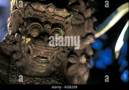 Rakasa démon hindou mythique gardien avec de longues dents et grand club à l'entrée du temple Ubud Bali Indonésie Banque D'Images