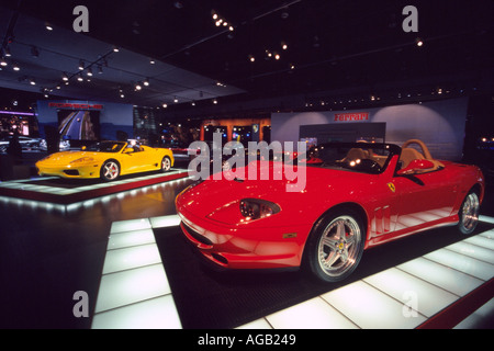 Ferrari 550 Barchetta rouge et jaune Ferrari 360 Spyder au North American International Auto Show 2001 Banque D'Images
