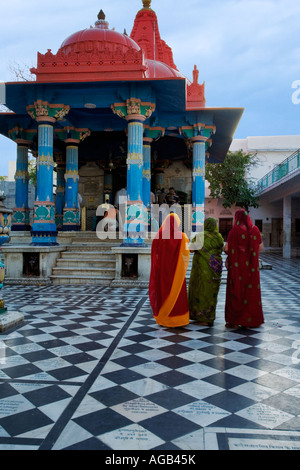 Les femmes en saris colorés à l'un des rares temples de Brahma Pushkar Inde Banque D'Images