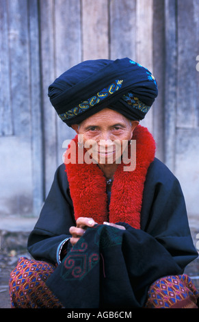 Laos, Luang Namtha, femme de la tribu Yao chiffon broder Banque D'Images