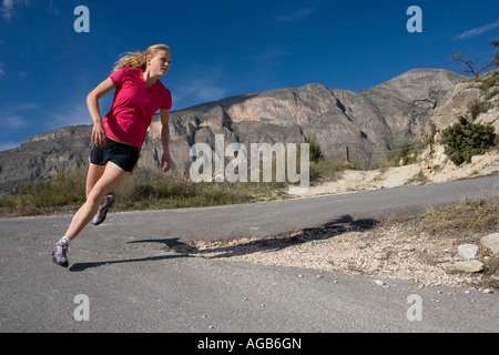 Coureuse sur route de montagne Banque D'Images