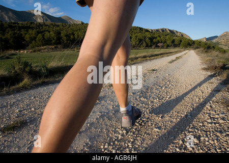 Coureuse sur sentier de montagne Banque D'Images