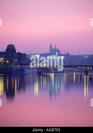 Habour et Hradcany Castle qui se reflète sur la rivière Vltava au crépuscule Banque D'Images