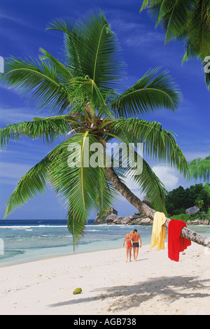 Couple à l'anse sévère sur l'île de La Digue aux Seychelles Banque D'Images