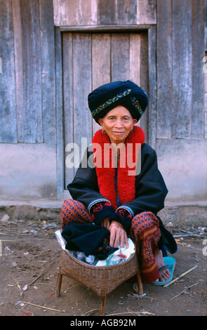 Laos, Luang Namtha, femme de Yao Hill Tribe assis avec panier Banque D'Images