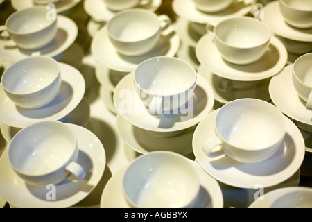 Une pile de gobelets à café blanc brillant Banque D'Images