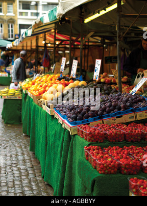 Stand de fruits en marché, Market Hill, Cambridge, Angleterre Banque D'Images