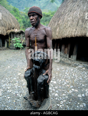 Homme avec un ancêtre momifié, Dani Tribe, Irian Jaya, Indonésie Banque D'Images